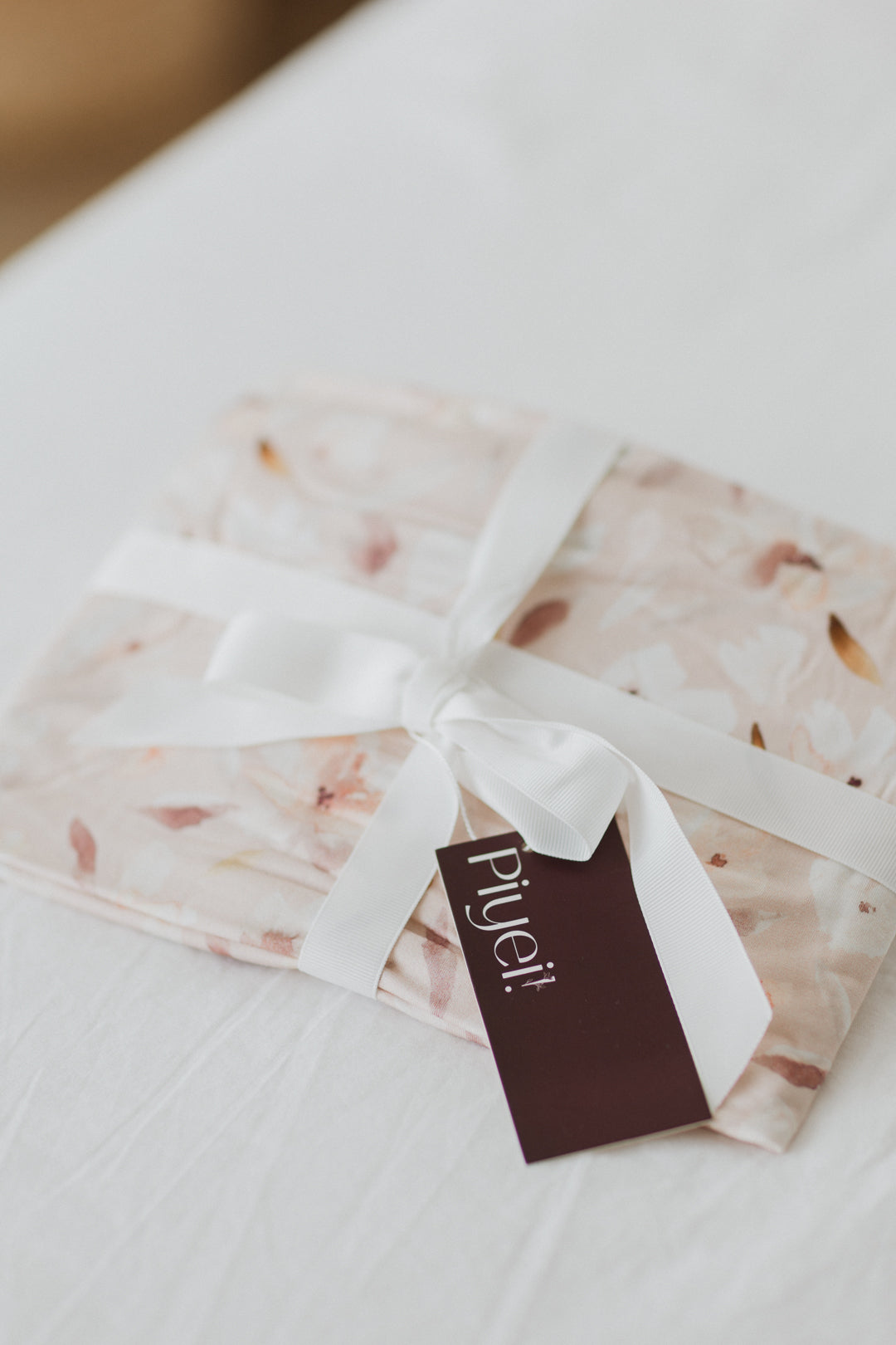 Dulce Flor Swaddle con moño
