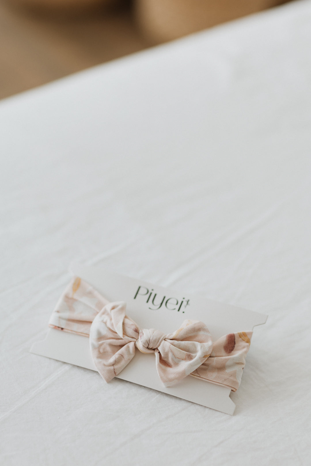 Dulce Flor Swaddle con moño