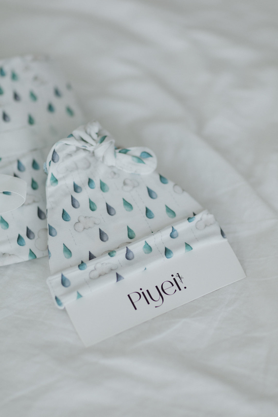 Lluvia azul Swaddle con gorro