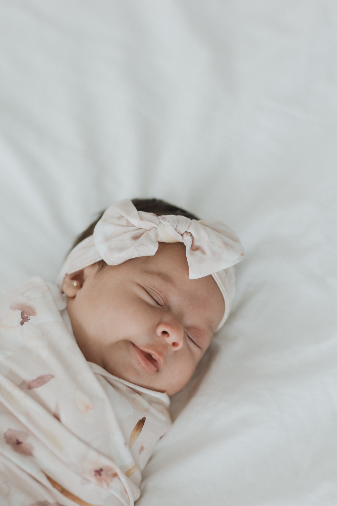 Dulce Flor Swaddle con moño