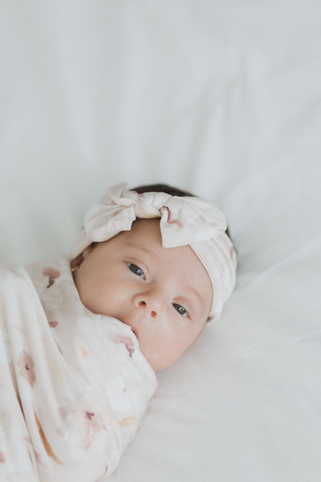 Dulce Flor Swaddle con moño