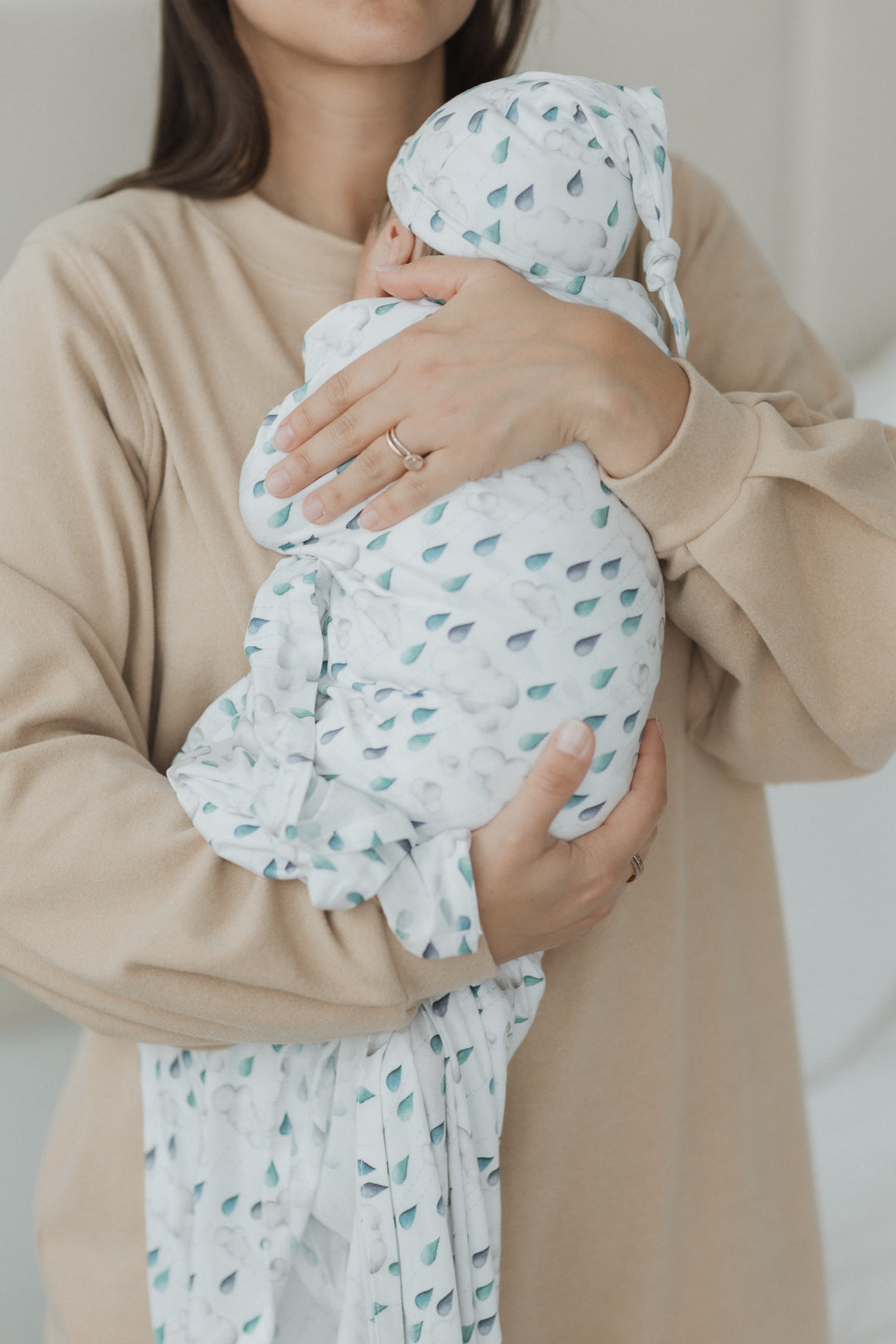 Lluvia azul Swaddle con gorro